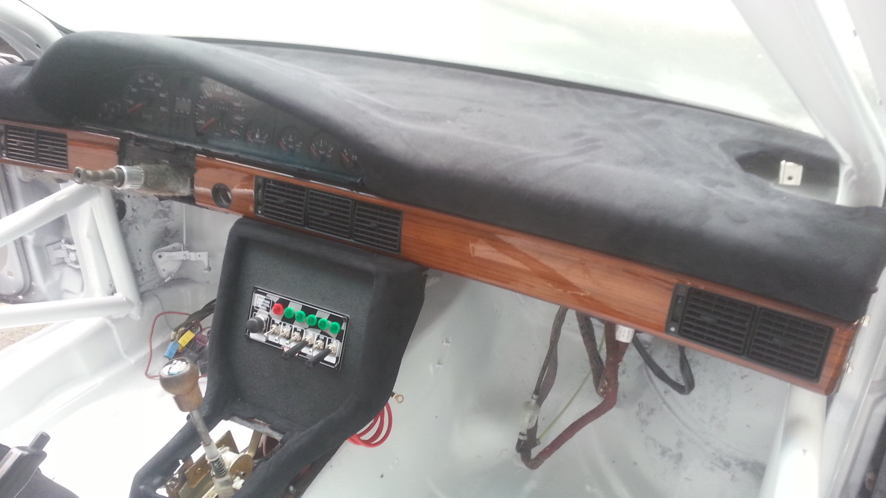 Dash, notice the wood trim, a little bit of class!! Plus the dash and center stack is wrapped in Alcantara